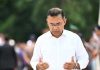 PM offers ‘Munajat’ at parents’ graves on returning home