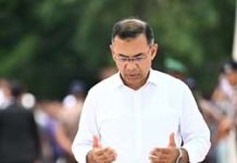 PM offers ‘Munajat’ at parents’ graves on returning home