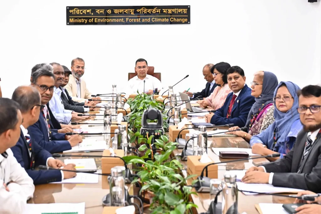 PM urges officials to go beyond duties to protect environment 